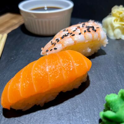 Суши лосось и креветкав Friends Market по цене 360 ₽