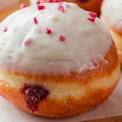 Пончик Малиновый в белом шоколаде в Булошная по цене 190 ₽