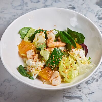 Салат с креветкой, страчателлой и манго в Икра по цене 710 ₽