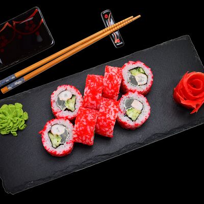 Холодный ролл Калифорния с креветкой в 4 Лосося по цене 519