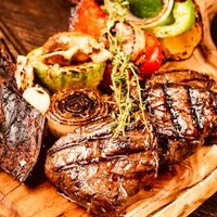 Говядина с овощами на гриле в Паприка