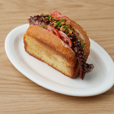 Хот-дог с осьминогом, масло черемши, чёрный чеснок в Salt по цене 1490 ₽