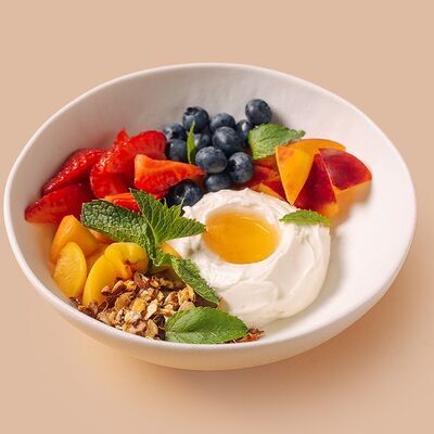 Греческий йогурт с ягодами и кусочками фруктов с добавлением мёда украшенные веточкой мяты в Balcon Day & Night по цене 370 ₽