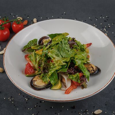 Салат с морепродуктами в Руки ВВерх! Бар по цене 1200 ₽