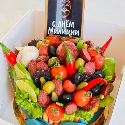 Колбасный бенто с чесноком и лаймом в день милиции в Дарите красиво по цене 4403 ₽