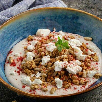 Гранола с творожным муссом на кокосовом молоке в Баклажан в ТЦ 