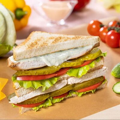 Сэндвич с копченой куриной грудкой в Шаурма Куулпицца по цене 355 ₽