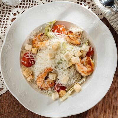 Салат с креветками и пармезаном в Вера Фёдоровна по цене 660 ₽