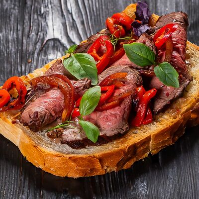 Брускетта с ростбифомв La Strada по цене 731 ₽