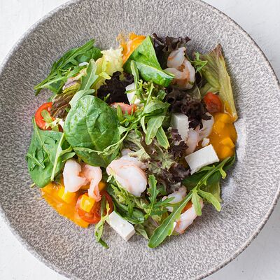 Салат с креветками, манго и кунжутной заправкой в Березка по цене 35 р.