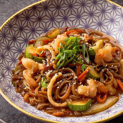 Wok с морепродуктами и соусом том кха в Хариzма по цене 490 ₽
