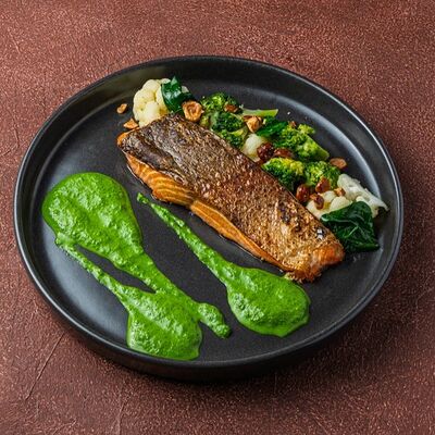 Филе карельской форели с соцветиями капусты и карамелизированными орешками в Гастробар Дружба по цене 1350 ₽