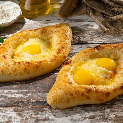 Хачапури по-аджарски (2 яичных желтка) в Пиросетия Осетинские пироги по цене 530 ₽