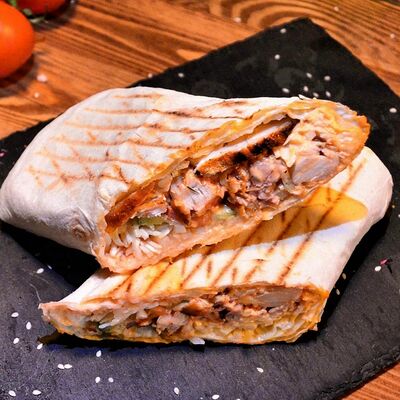 Шаурма Цезарь с курицей в Папа Mangals по цене 375 ₽