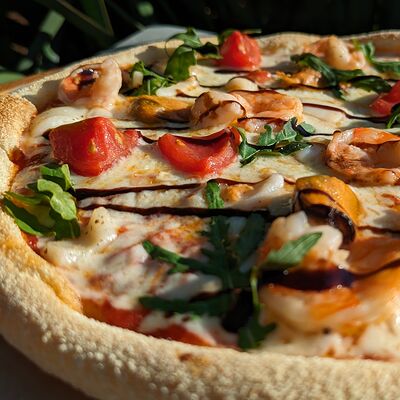 Пицца с морскими гадами в Чёрноморская пицца по цене 690 ₽