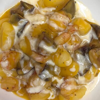 Ньокки с креветками, шиитаке, горгонзолой и кремом из тыквыв L'angolo Italiano по цене 38 р.