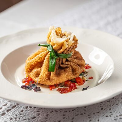 Блины с лососем, соусом Шампань и красной икрой в Дом купчихи Ершовой по цене 650 ₽