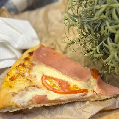 Пицца с ветчиной в МакоФФка Вкуса по цене 150 ₽