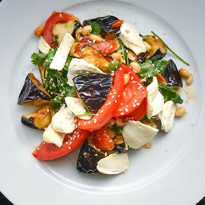 Теплый салат из хрустящих баклажанов с сыром фета в Daddys pub по цене 575 ₽