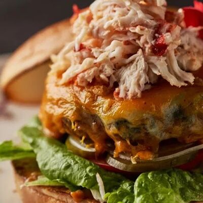Бургер с мраморной говядиной и мясом крабав MeatBarrique по цене 2520 ₽