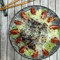 Салат Цезарь с беконом в азиатском стиле в Sushi Favorite