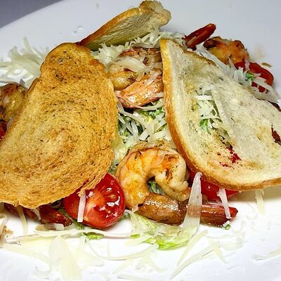 Салат Цезарь с креветками в Iago по цене 590 ₽