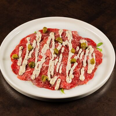 Карпаччо из говядины с руколой и трюфельным масломв Doge по цене 950 ₽