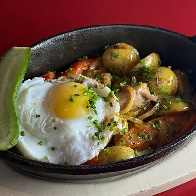 Томленая утка с картофелем и печеным сладким перцем в Camon Cafe по цене 1030 ₽