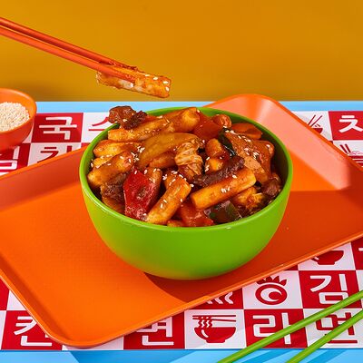 Токпокки с говядиной и овощами в жгучем соусе в Korean Chick по цене 577