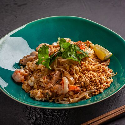 Пад тай с тигровыми креветками и курицей в 4Bo по цене 480 ₽