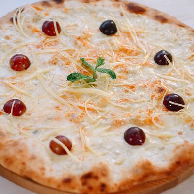 Пицца Четыре сыра с виноградом в La Prima по цене 780 ₽