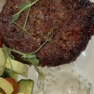 Котлета из рубленой говядины в Woldemar по цене 570 ₽