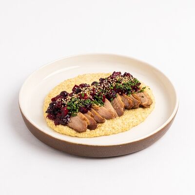 Утка с киноа в кукурузном соусе и баклажаном в соусе из смородины в Британские Пекарни по цене 750 ₽