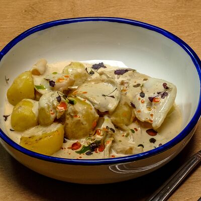 Кальмар с бэби-картофелем и трюфельным соусом в Сидрерия Три стакана по цене 940 ₽