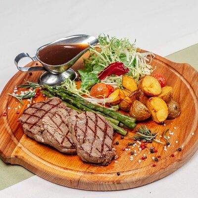 Стейк Филе- миньон со спаржей и картофелем Пай в Ривьера по цене 1870 ₽