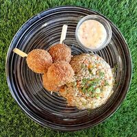 Котлетки куриные на шпажке в панировке с жареным рисом в Бегемот