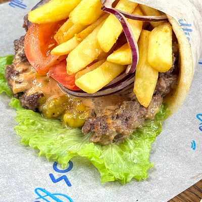 Пита-гирос, завернутый с бифтеки в Gyros & Grill по цене 420 ₽