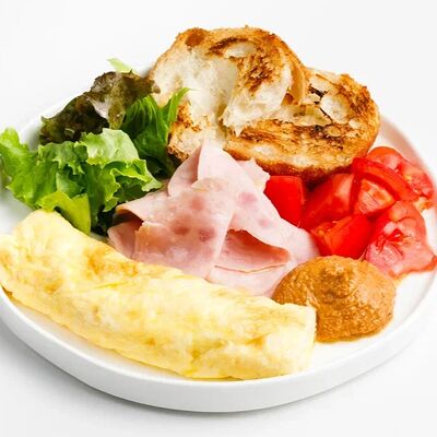 Глазунья, омлет или скрембл с ветчиной и томатами в Гости по цене 490 ₽