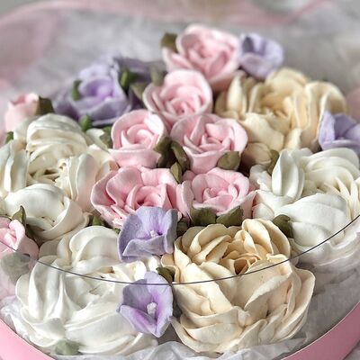 Зефирные розы в коробочке Сердце в Fujibox по цене 1600 ₽