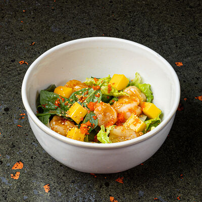 Салат с креветками и манго в Sumo Izakaya по цене 880 ₽