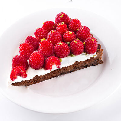 Малиновый шокотарт (порция) в Udcкафе Upside Down Cake по цене 670 ₽