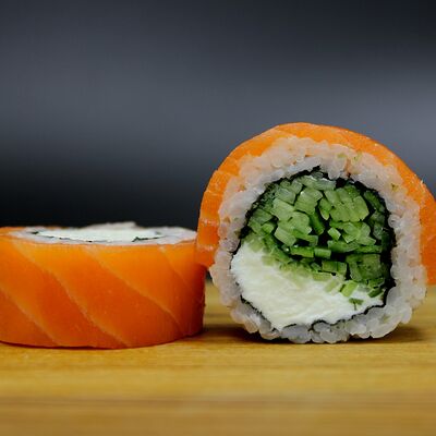 Филадельфия с огурцом в ДА, СУШИ по цене 619 ₽