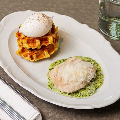 Картофельная вафля с яйцом пашот, пармезаном и курицей су-вид в Breakfast House по цене 970 ₽