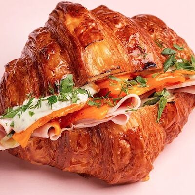 Круассан, ветчина, чеддер, соус Цезарь в Эклерная по цене 500 ₽