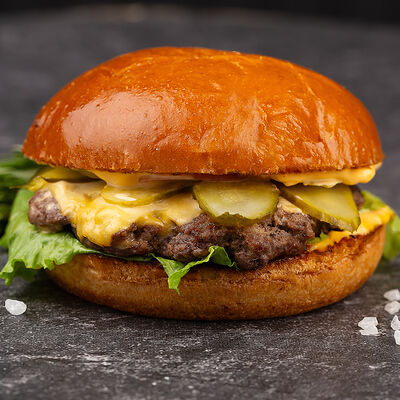 Бургер Наш классический в Крылышки & Рёбрышки по цене 631 ₽