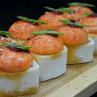 Запеченный в тортилье с лососем в Shef Sushi