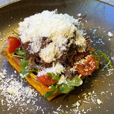 Вафля из батата с рваной говядиной и трюфельным соусом в Moonlight Cafe по цене 990 ₽