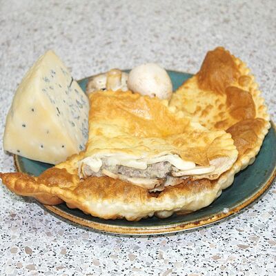 Чебурек с говядиной, свининой, сыром, грибами в ЧебуречнаяСССР по цене 300 ₽