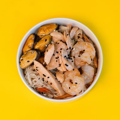 Лапша рисовая с морепродуктами в Ихтус по цене 590 ₽