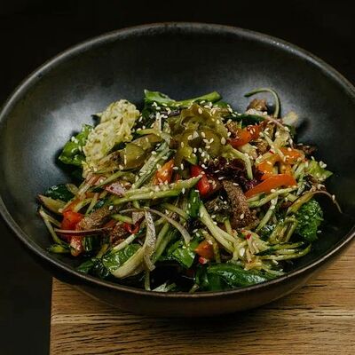 Тайский салат с говядиной и овощами в Джимми Чу по цене 1070 ₽